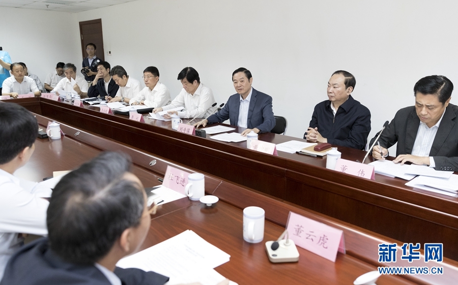 9月22日，中共中央政治局委員、中央書(shū)記處書(shū)記、中宣部部長(zhǎng)劉奇葆在北京調(diào)研京劇像音像工程情況。這是劉奇葆與有關(guān)方面負(fù)責(zé)同志座談交流。新華社記者 丁海濤 攝