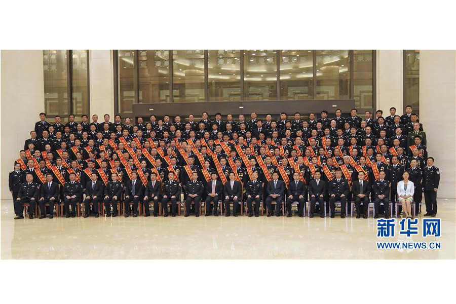 9月22日，“熱血鑄劍·丹心衛(wèi)民”全國公安百佳刑警推選活動揭曉儀式在北京舉行。中共中央政治局委員、中央政法委書記孟建柱會見當(dāng)選民警并觀看揭曉儀式。國務(wù)委員、公安部部長郭聲琨參加會見并觀看揭曉儀式。新華社記者 殷剛 攝