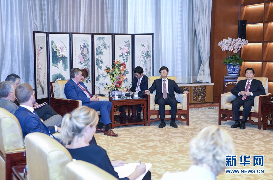 9月26日，中共中央政治局委員、中央政法委書記孟建柱在北京會(huì)見來(lái)華出席國(guó)際刑警組織第86屆全體大會(huì)的比利時(shí)副首相兼內(nèi)政大臣讓邦。國(guó)務(wù)委員、公安部部長(zhǎng)郭聲琨參加有關(guān)會(huì)見。新華社記者 張領(lǐng) 攝