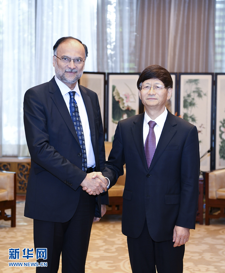 9月26日，中共中央政治局委員、中央政法委書記孟建柱在北京會(huì)見來(lái)華出席國(guó)際刑警組織第86屆全體大會(huì)的巴基斯坦內(nèi)政部長(zhǎng)伊克巴爾。新華社記者 張領(lǐng) 攝