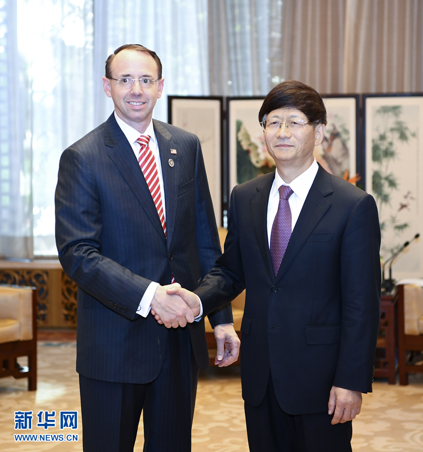 9月26日，中共中央政治局委員、中央政法委書記孟建柱在北京會(huì)見來(lái)華出席國(guó)際刑警組織第86屆全體大會(huì)的美國(guó)司法部常務(wù)副部長(zhǎng)羅森斯坦。新華社記者 張領(lǐng) 攝