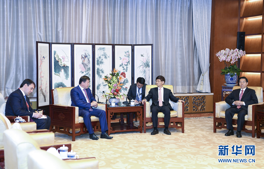 9月26日，中共中央政治局委員、中央政法委書記孟建柱在北京會(huì)見來(lái)華出席國(guó)際刑警組織第86屆全體大會(huì)的塔吉克斯坦內(nèi)務(wù)部長(zhǎng)拉希姆佐達(dá)。國(guó)務(wù)委員、公安部部長(zhǎng)郭聲琨參加有關(guān)會(huì)見。新華社記者 張領(lǐng) 攝