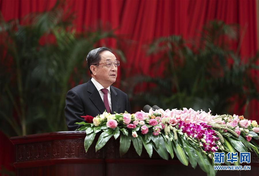 9月28日，全國政協(xié)辦公廳、中共中央統(tǒng)戰(zhàn)部、國務(wù)院僑辦、國務(wù)院港澳辦、國務(wù)院臺辦在北京人民大會堂聯(lián)合舉行國慶招待會。中共中央政治局常委、全國政協(xié)主席俞正聲與2800多名港澳臺僑各界代表歡聚一堂，慶祝中華人民共和國成立68周年。這是俞正聲在招待會上致辭。新華社記者 龐興雷 攝
