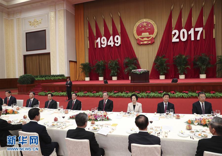 9月28日，全國政協(xié)辦公廳、中共中央統(tǒng)戰(zhàn)部、國務(wù)院僑辦、國務(wù)院港澳辦、國務(wù)院臺辦在北京人民大會堂聯(lián)合舉行國慶招待會。中共中央政治局常委、全國政協(xié)主席俞正聲與2800多名港澳臺僑各界代表歡聚一堂，慶祝中華人民共和國成立68周年。這是俞正聲在招待會上致辭。新華社記者 龐興雷 攝