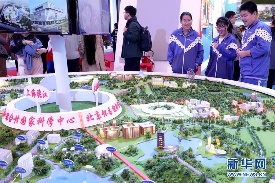 （十九大時光·圖文互動）（4）向著夢想，奮進(jìn)！——來自“砥礪奮進(jìn)的五年”大型成就展現(xiàn)場的報道 