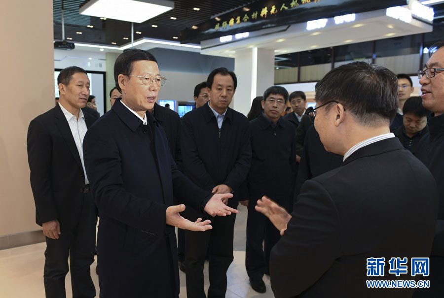 11月14日至15日，國務院副總理張高麗在黑龍江調(diào)研。這是11月14日，張高麗到黑龍江工業(yè)技術研究院成果展示中心，了解產(chǎn)學研結(jié)合推動創(chuàng)新發(fā)展情況。 新華社記者 高潔 攝