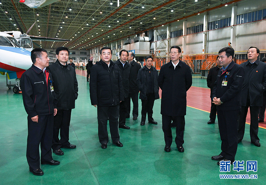 11月14日至15日，國務院副總理張高麗在黑龍江調(diào)研。這是11月14日，張高麗到哈爾濱飛機工業(yè)集團有限責任公司了解國有老企業(yè)轉(zhuǎn)型升級情況。 新華社記者 高潔 攝