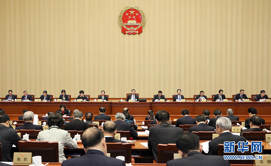 12月23日，十二屆全國(guó)人大常委會(huì)第三十一次會(huì)議在北京人民大會(huì)堂舉行第二次全體會(huì)議。張德江委員長(zhǎng)出席。 新華社記者劉衛(wèi)兵攝