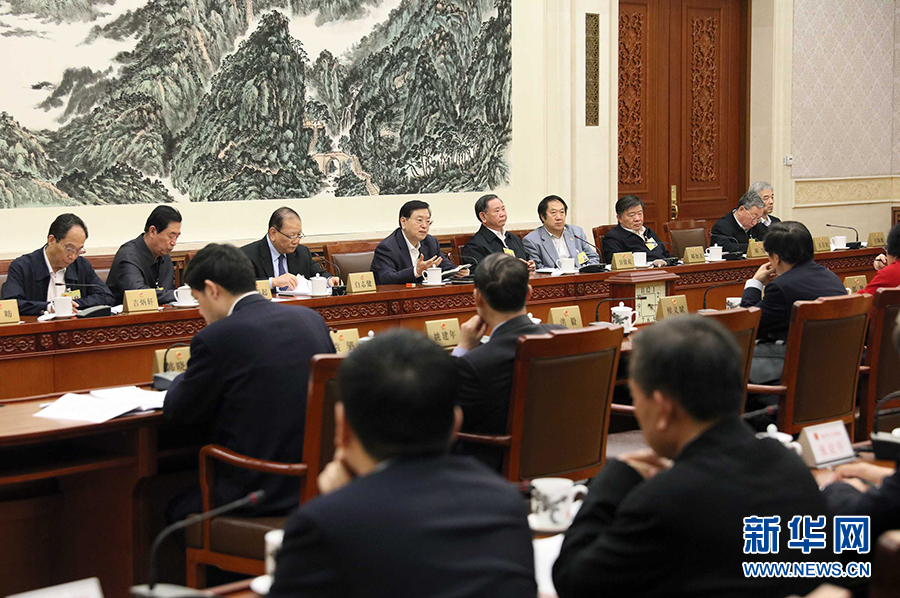 12月23日，十二屆全國人大常委會第三十一次會議舉行分組會議，審議監(jiān)察法草案二次審議稿等。張德江委員長參加審議。 新華社記者劉衛(wèi)兵攝
