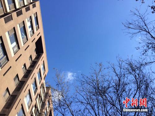2017年12月7日，北京空氣質(zhì)量較好，圖為北京豐臺區(qū)某小區(qū)拍到的藍天。<a target='_blank'  >中新網(wǎng)</a> 邱宇 攝