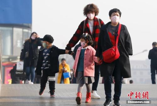 2016年12月19日，北京被霧霾籠罩，民眾戴防霧霾口罩出行。 <a target='_blank' >中新社</a>記者 杜洋 攝