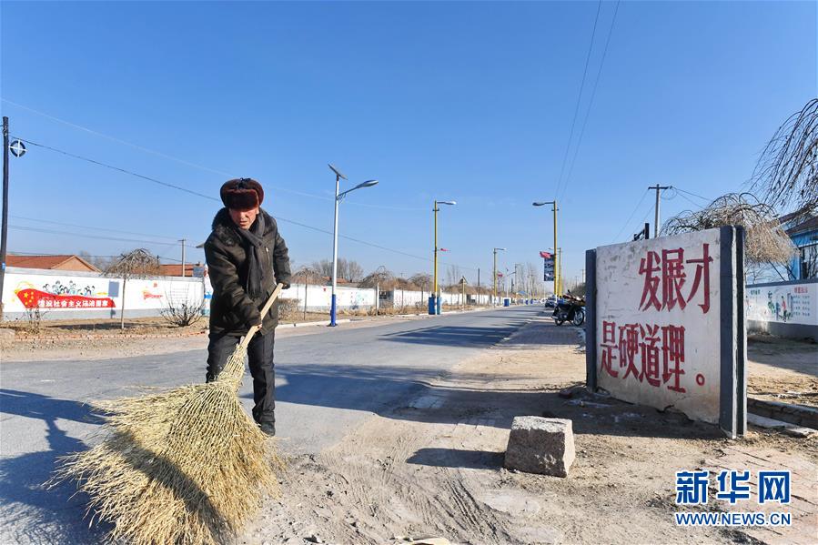 （新華全媒頭條·新時(shí)代新氣象新作為·圖文互動）（1）抬腳踏上水泥路，出門坐上公交車——我國竭力破除農(nóng)村交通“最后一公里”瓶頸