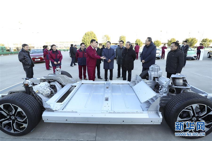 1月9日至10日，國務(wù)院副總理張高麗在安徽調(diào)研推動長江經(jīng)濟(jì)帶發(fā)展工作。這是1月9日，張高麗在江淮汽車股份有限公司了解企業(yè)生產(chǎn)經(jīng)營和參與國際產(chǎn)能合作情況。新華社記者 龐興雷 攝