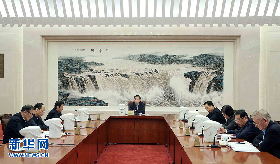 1月16日，中共十二屆全國(guó)人大常委會(huì)黨組在北京召開(kāi)會(huì)議，認(rèn)真學(xué)習(xí)領(lǐng)會(huì)習(xí)近平總書(shū)記在十九屆中央紀(jì)委二次全會(huì)上的重要講話(huà)和全會(huì)精神，研究部署貫徹落實(shí)工作。全國(guó)人大常委會(huì)委員長(zhǎng)、常委會(huì)黨組書(shū)記張德江主持會(huì)議并講話(huà)。新華社記者 劉衛(wèi)兵 攝