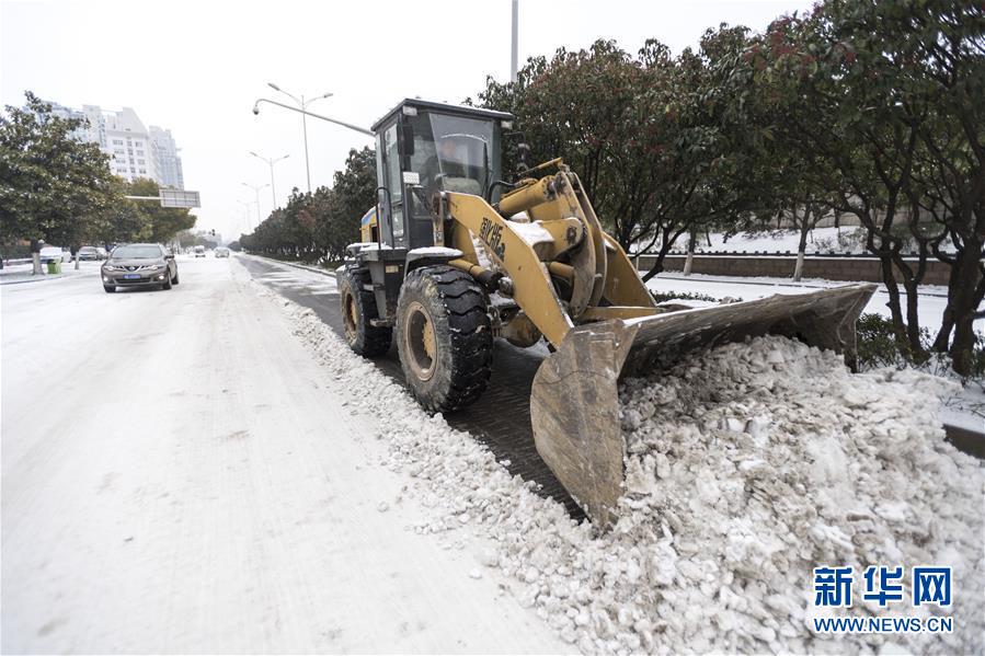 （新華全媒頭條）（9）雨雪冰凍中，他們奮力前行——基層黨員干群抗擊冰雪災(zāi)害紀(jì)實(shí)