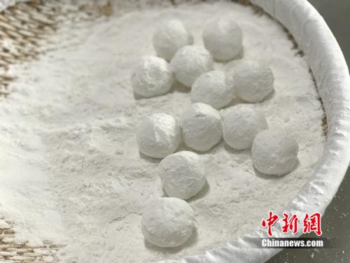 制作元宵時，首先要將餡料做好，沾上水，再投進盛滿糯米粉的笸籮內(nèi)搖。<a target='_blank'  ><p  align=