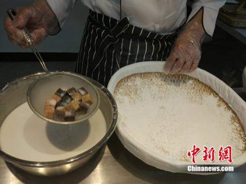 制作元宵時，首先要將餡料做好，沾上水，再投進盛滿糯米粉的笸籮內(nèi)搖。<a target='_blank'  ><p  align=