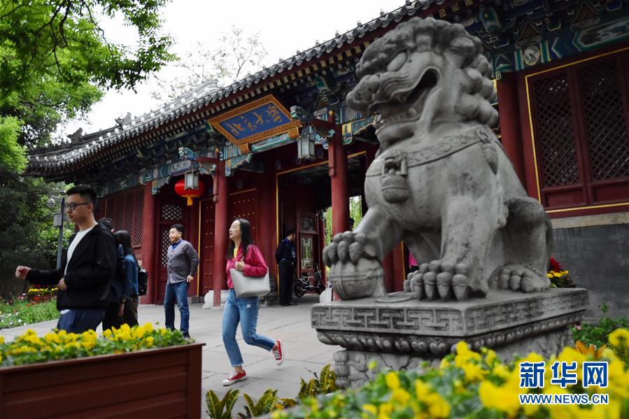 （新華全媒頭條·圖文互動）（1）扎根人民、奉獻(xiàn)國家——習(xí)近平總書記的考察在北大師生中引起熱烈反響 