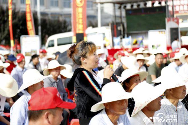 活動(dòng)現(xiàn)場(chǎng)，農(nóng)民搶答問(wèn)題