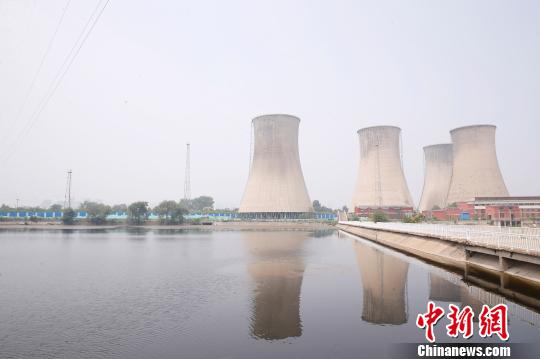 按照規(guī)劃，位于首鋼園區(qū)內(nèi)的滑雪大跳臺建成后將成為世界首例永久保留和使用的單板大跳臺場地。圖為單板大跳臺選址所在地。　韓海丹 攝
