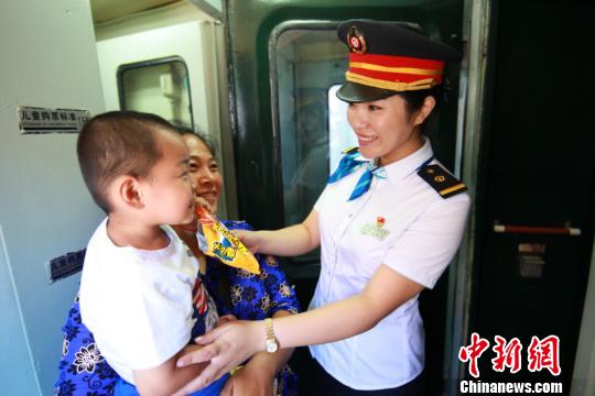 圖為列車員為旅客提供服務(wù)。(中國鐵路哈爾濱局集團有限公司提供)