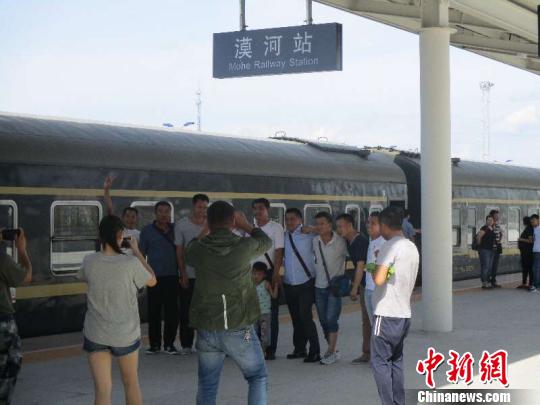 圖為旅客在漠河站合影留念。(中國鐵路哈爾濱局集團有限公司提供)