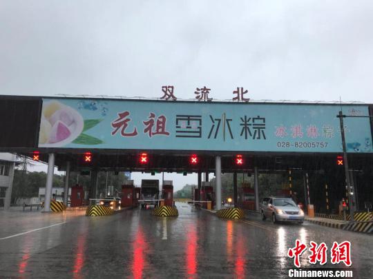 網(wǎng)傳車輛被淹的收費(fèi)站現(xiàn)狀?！＄娦?攝