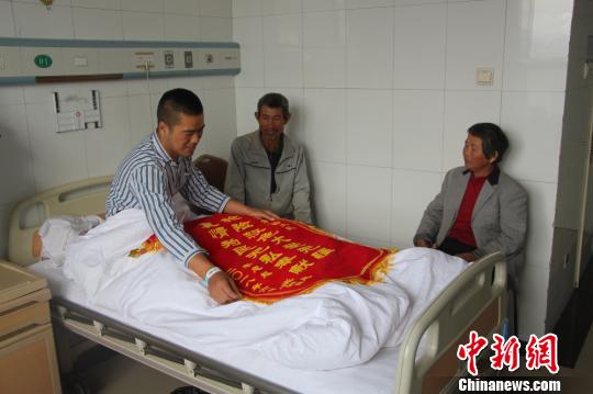 被救的李忠起、張總鳳夫婦看望受傷后的李運(yùn)飛。　汪渝 攝