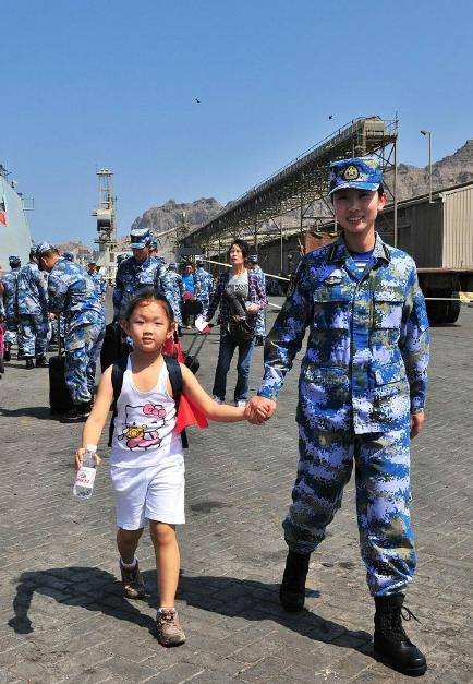 2015年3月，也門，海軍女戰(zhàn)士牽著一名小女孩的手準(zhǔn)備登上軍艦。