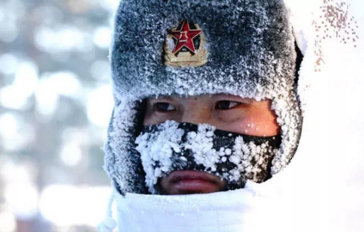 2018年2月5日，駐守在漠河縣北極村的北部戰(zhàn)區(qū)陸軍某部官兵在執(zhí)勤（來源：新華社）