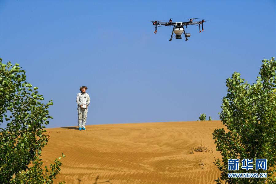 （新華全媒頭條&middot;在習(xí)近平新時(shí)代中國(guó)特色社會(huì)主義思想指引下&mdash;&mdash;新時(shí)代新作為新篇章&middot;圖文互動(dòng)）（2）綠富同興畫卷在沙海中鋪展&mdash;&mdash;庫(kù)布其沙漠生態(tài)治理紀(jì)實(shí)