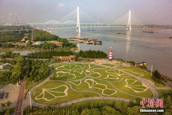 8月9日，航拍南京魚(yú)嘴濕地公園，旁邊就是南京第三長(zhǎng)江大橋。 <a target='_blank' >中新社</a>記者 泱波 攝