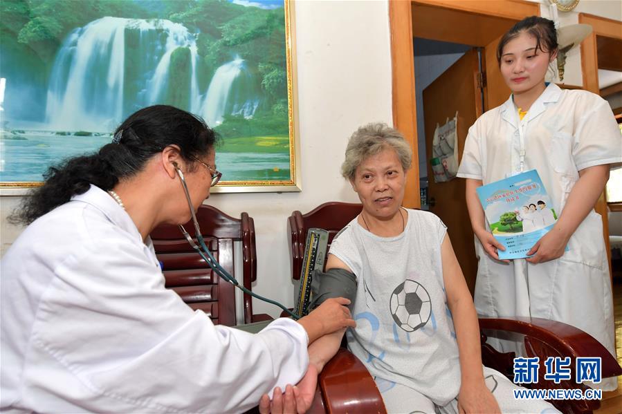 （新華全媒頭條&middot;圖文互動(dòng)）（6）以生命的名義&mdash;&mdash;獻(xiàn)給首個(gè)&ldquo;中國醫(yī)師節(jié)&rdquo; 