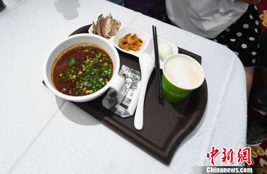 圖為“環(huán)西部火車游Y667/8次”列車上推出蘭州牛肉面套餐，套餐38元，有一碗牛肉面、一碟牛肉、一個(gè)雞蛋、一份小菜、一份甜胚子。　楊艷敏 攝