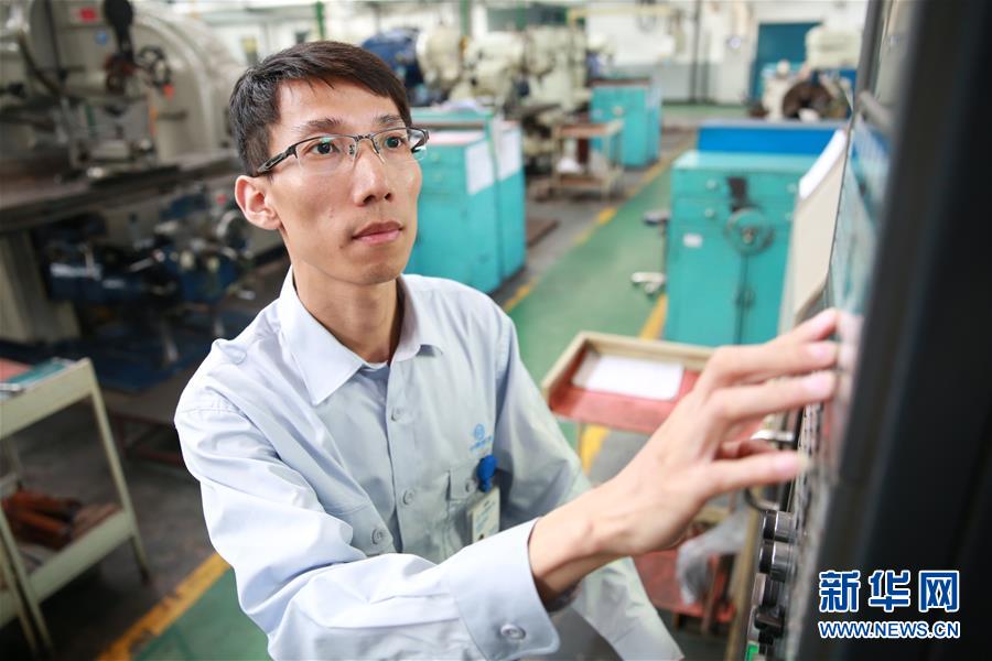 （圖文互動）（3）他用匠心守護(hù)飛機心臟——記中國航發(fā)沈陽黎明航空發(fā)動機有限責(zé)任公司一線工人洪家光