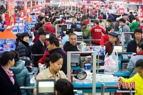 資料圖：民眾購(gòu)買生活用品。張?jiān)?攝