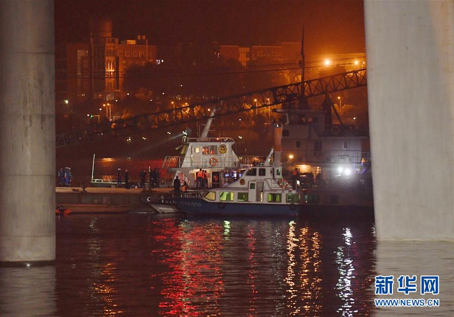（重慶公交車墜江事故·圖文互動(dòng)）（3）夜幕降臨，重慶萬州公交客車墜江事故救援工作仍在進(jìn)行中