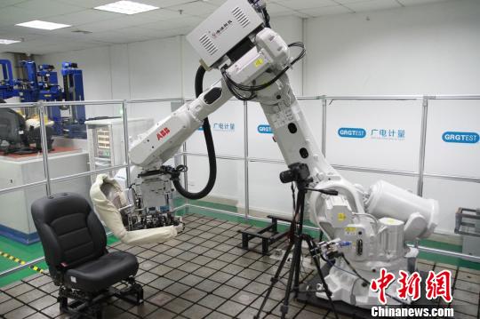 機器人測試桌椅?！”R育辛 攝