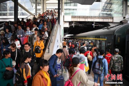 資料圖：2018年3月12日，旅客在昆明火車站進(jìn)站乘車。<a target='_blank' ><p  align=