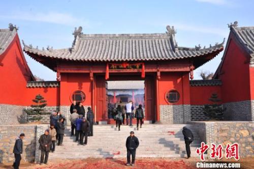 資料圖：元旦小長假期間，威海南海新區(qū)云龍山上舉辦新年廟會?！⒉?攝