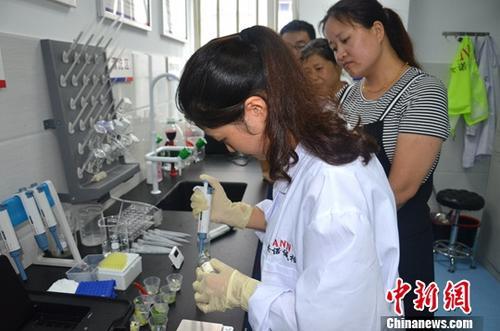 資料圖：工作人員根據(jù)消費者要求現(xiàn)場檢驗，共筑食品安全。<a target='_blank' ><p  align=