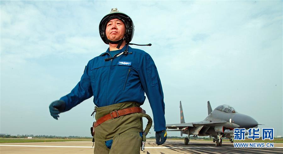 （新華全媒頭條·圖文互動）（1）戰(zhàn)鷹，為祖國奮飛——記空軍航空兵某旅旅長、特級飛行員郝井文