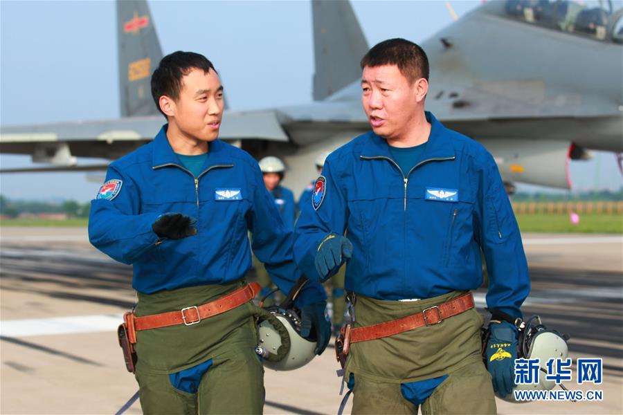 （新華全媒頭條·圖文互動）（3）戰(zhàn)鷹，為祖國奮飛——記空軍航空兵某旅旅長、特級飛行員郝井文