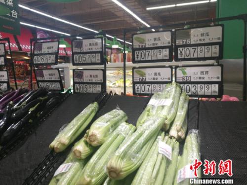 圖為超市里的蔬菜攤。正值晚間，一些菜已被人們買空。 謝藝觀 攝