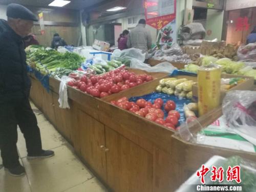 圖為北京一家社區(qū)超市里的菜攤。謝藝觀 攝