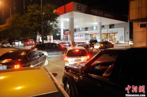 資料圖：山西太原一加油站內(nèi)，私家車主排隊加油。<a target='_blank' ><p  align=