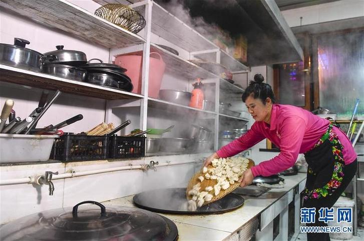 （在習(xí)近平新時代中國特色社會主義思想指引下——新時代新作為新篇章·圖文互動）（6）三年，從無名小屯到聲名遠(yuǎn)播——這個“雪鄉(xiāng)”是如何做到的？