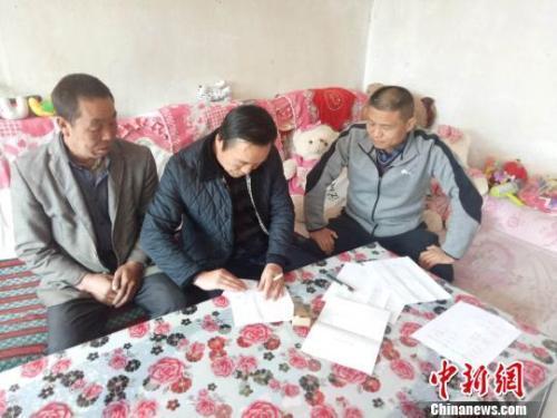 資料圖：圖為扶貧隊伍進貧困戶里，給貧困戶宣講政策?！＄娦?攝