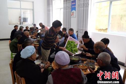 資料圖：社會(huì)福利中心吃飯的老人們。徐學(xué)練 攝。