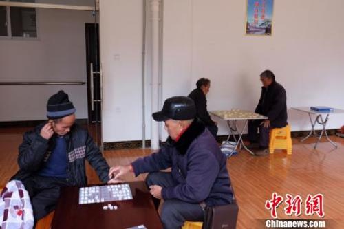 資料圖：老人們?cè)谙缕?。徐學(xué)練 攝。
